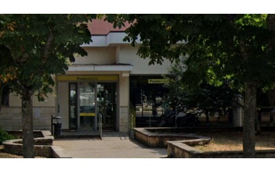 Assalto nella notte a ufficio postale nel Foggiano: la banda usa un escavatore per rubare 325mila euro