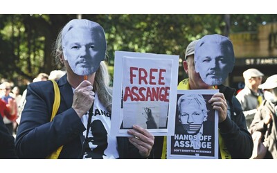 assange deve essere liberato subito l informazione libera non reato