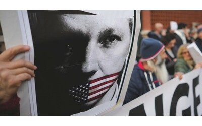 Assange e gli altri, guai a chi tocca il potere: così finisce in tribunale chi protesta contro politici e aziende. Su FQ MillenniuM in edicola