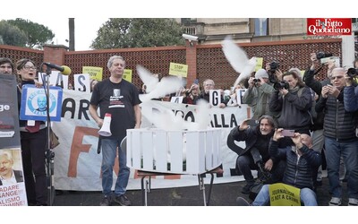 Assange, manifestazione in suo sostegno anche a Roma: “Su di lui applicano un principio di vendetta, non di giustizia”