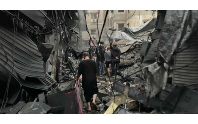 attacchi a khan younis nel sud della striscia di gaza gli abitanti tra le macerie lasciare dalle bombe