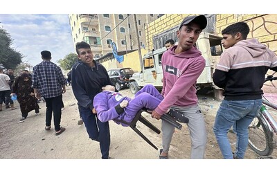 attacchi israeliani nella notte contro due campi profughi nella striscia di gaza almeno 35 morti anche diversi bambini
