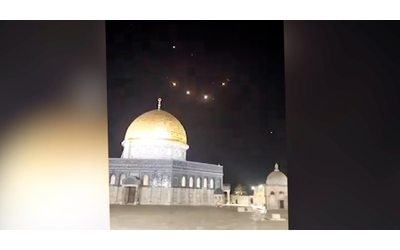 attacco dell iran a israele i missili intercettati nel cielo sopra la spianata delle moschee video