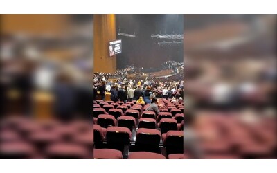 Attentato a Mosca, gli spari poi le urla: le prime immagini dentro la sala da concerto – Video