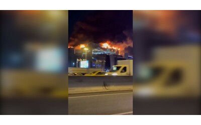 attentato a mosca in fiamme il tetto dell auditorium crocus city hall le immagini girate da un automobilista