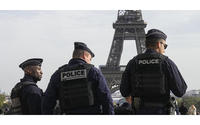 attentato a parigi turista tedesco ucciso con un martello al grido di allah akbar