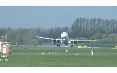 atterraggio da paura sul volo venezia dublino l aereo sbanda sulla spinta ed costretto a prendere a video