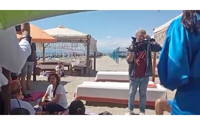 attivisti fanno irruzione al twiga e montano gli ombrelloni tra i lettini concessione scaduta la spiaggia libera la lite con il cliente