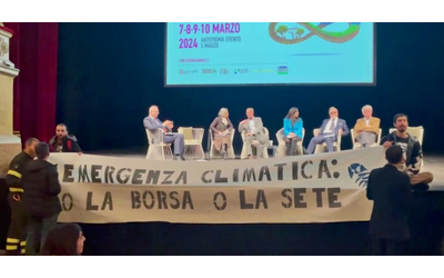 attivisti per il clima interrompono l assessore marchigiano aguzzi consegnato un simbolico yacht di bronzo con la scritta greenwashing