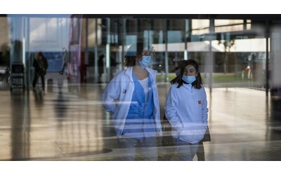 Aumenti di casi di Covid e influenza, in Spagna torna obbligatoria la mascherina in ospedale