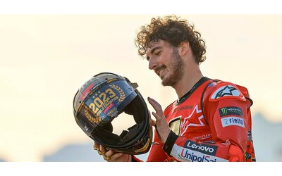Bagnaia campione del mondo di MotoGp: storico bis con la Ducati. Martin cade, Pecco vince a Valencia