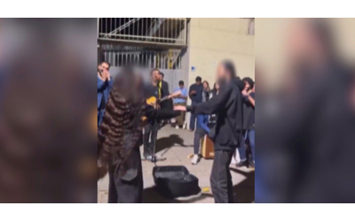 Balla in strada coi capelli sciolti: il video della protesta di una giovane...