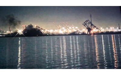 Baltimora, il video del crollo del Key Bridge: il momento in cui la nave colpisce il pilone e il ponte collassa – Le immagini