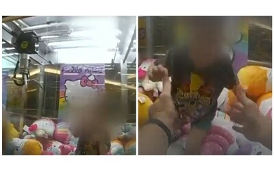 bambino di 3 anni entra in una macchinetta afferra peluche ma non riesce pi ad uscire la polizia lo salva