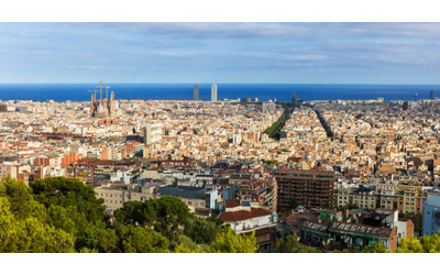 Barcellona regola i flussi turistici con una legge pionieristica. Ma così...