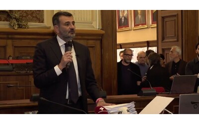 Bari a rischio commissariamento, la conferenza stampa del sindaco Antonio Decaro: segui la diretta