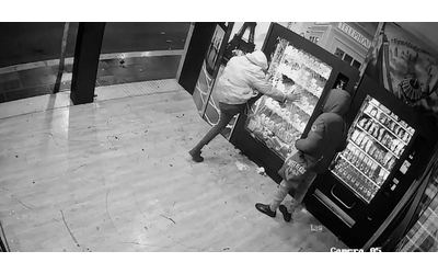 Bari, in azione il ladro imbranato: si ferisce a una gamba e alla fine rinuncia al furto – Video