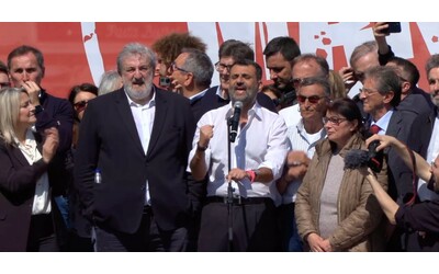 Bari, migliaia di persone in piazza in sostegno a Decaro. Il sindaco dal palco: “Calpestano la storia della città per calcolo elettorale”