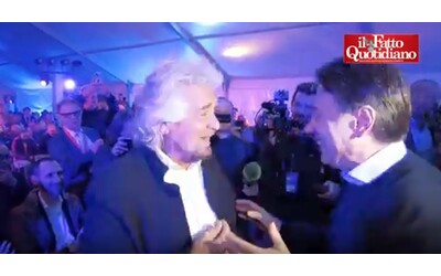Beppe Grillo arriva all’evento M5s sull’intelligenza artificiale: abbraccio con Giuseppe Conte tra gli applausi