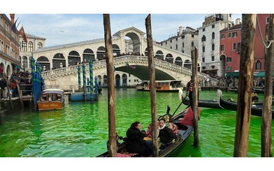 Blitz di Extinction Rebellion: acqua verde nei Navigli, nel Canal Grande, nel...