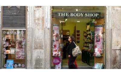 body shop in crisi il fondo che ha comprato la catena di prodotti cosmetici cruelty free chiuder negozi e ridurr i dipendenti