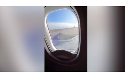 boeing 737 perde la copertura del motore dopo il decollo costretto ad atterrare a houston