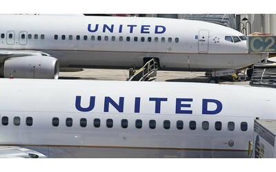 boeing un 737 800 perde un panello in volo le autorit usa aprono un inchiesta la societ aereo con pi di 25 anni