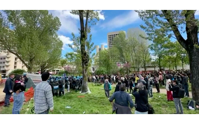 bologna manifestanti contro il taglio di alberi al parco don bosco tensione con la polizia sfondata la recinzione del cantiere