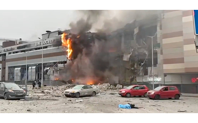bombe russe sulle citt ucraine esplosioni a kiev e dnipro su palazzi residenziali e un centro commerciale le immagini