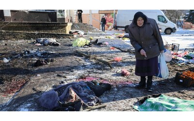 Bombe su un mercato nel Donetsk, almeno 25 vittime. Mosca accusa l’Ucraina: “È un attacco terroristico”