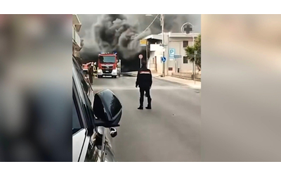 Brindisi, vasto incendio nel centro commerciale di Carovigno. Il sindaco: “Non uscite e tenete le finestre chiuse”