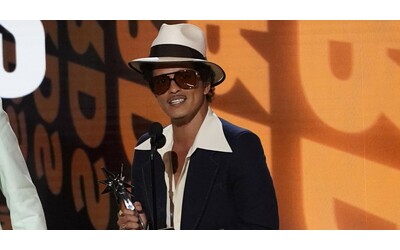 Bruno Mars, 50 milioni di debiti accumulati per il gioco d’azzardo in un casinò di Los Angeles: “Costretto a cantare lì per ripagare i conti”