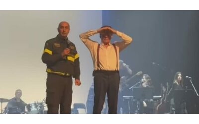 C      stato un  terremoto   di   magnitudo  4  dobbiamo sospendere lo show     panico al concerto  di  Massimo Ranieri  vigile del fuoco sale sul palco e fa evacuare  il  pubblico