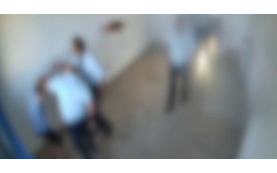 calci e pugni ai detenuti nel carcere di foggia i video dei pestaggi che incastrano gli agenti