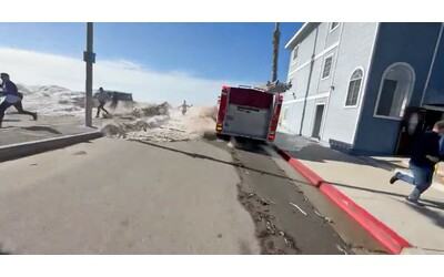 california l onda anomala di abbatte sulle coste di ventura beach 8 feriti le immagini