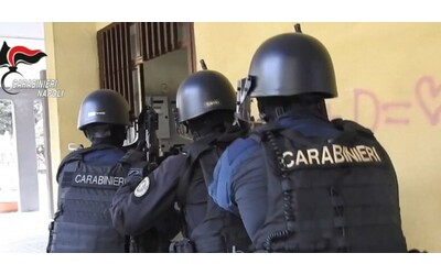 Camorra, 11 arrestati per droga, racket e faida tra clan: “Da loro anche la bomba contro don Patriciello”