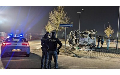 Camper a fuoco in un parcheggio a Ferrara: trovati due corpi carbonizzati