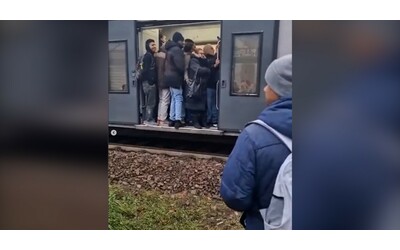 Cancellazioni, caos e tensioni sulla linea Trenord Milano-Mortara: pendolari ammassati nei vagoni.  Aggredita una capotreno