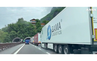 caos al brennero coda di camion lunga cento chilometri dal confine arriva fino ad egna bolzano video