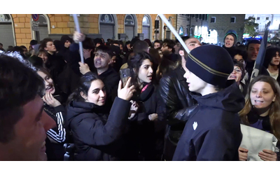 Cariche contro gli studenti, cori contro Schlein al presidio di Roma: “Vuole prendersi i nostri meriti?”