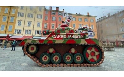 Carro armato con bandiera israeliana in piazza a Modena: quando il bellicismo diventa follia