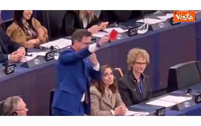 Cartellino rosso e fischietto in bocca, l’ultimo show dell’eurodeputato...