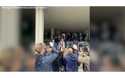 Caso Iuventa, urla e applausi fuori dal tribunale dopo la sentenza di non luogo a procedere per il personale delle Ong – Video