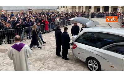 Castelfranco Veneto, folla al funerale di Vanessa Ballan: il feretro...