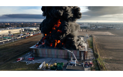 Cavenago, la Planet Farms in fiamme: l’imponente incendio visto dal drone – Video