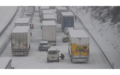 Centinaia di auto bloccate da una bufera di neve in Svezia, freddo record con -43,6 gradi
