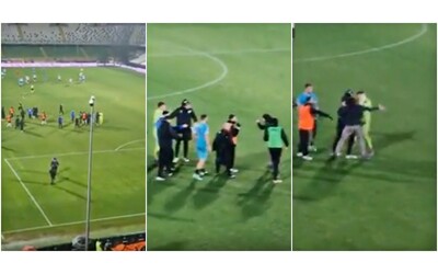 Cesena-OIbia, il padre dell’attaccante Shpendi invade il campo e aggredisce il portiere avversario Rinaldi: il video