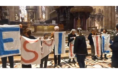 “Cessi il fuoco”, pacifisti srotolano striscione alla fine della messa in Duomo a Milano: interviene la sicurezza – Video