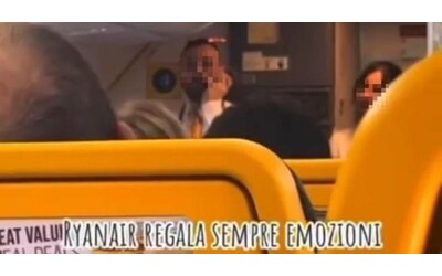 “Che problemi hanno questi di Ryanair che fanno gli annunci in inglese se siamo in Italia?”: lo show dello steward sul volo Venezia-Brindisi – VIDEO