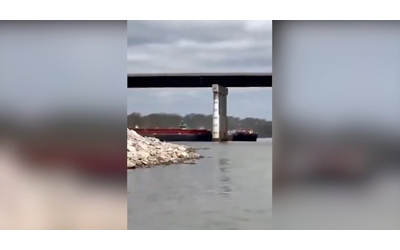 Chiatta si scontra contro il pilone di un ponte autostradale in Oklahoma: torna l’incubo Baltimora negli Usa – Video